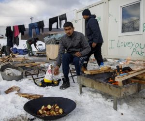 15.01.2021.,Bihac, Bosna i Hercegovina - Migrantski kamp Lipa koji se nalazi nekoliko kilometara od Bihaca, jos uvijek ne ispunjava osnovne uslove za normalan boravak. Postavljeni su vojni satori koji prokisnjavaju, tekuce vode nema, a ona u bocama i kanisterima mrzne jer temperature dostizu i -15 stupnjeva Celzijusa. Kupaju se u obliznjim potocima koji takodjer sluze i za pranje odjece ili tope snijeg kako bi dobli vodu. Vecina migranata ne zeli ostati ovdje jer kako kazu, ovo nije zivot dostojan covjeka. Da bi dosli do Bihaca gdje mogu nesto kupiti ili preuzeti novac koji im salju potrebno je da hodaju 6 i vise sati samo u jednom pravcu. Mnogi su bolesni i sa bolovima ali ne dobivaju nikakvu posebnu pomoc, cak ni tablete. Trenutno se u kampu nalazi oko 800 ljudi, a njime upravlja Ministarstvo sigurnosti Bosne i Hercegovine.
Photo: Armin Durgut/PIXSELL