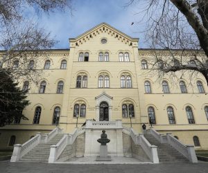 16.02.2018., Zagreb - Na Trgu RH, pred rektoratom Sveucilista, odrzava se sjednica Senata na kojoj se predstavljaju programi kandidata za rektore, na koju rektor Damir Boras nije pustio novinare. 
Photo: Tomislav Miletic/PIXSELL