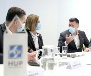 16.02.2021., Zagreb -U sjedistu HUP-a odrzan je konferencija za medije na kojoj su se predstavnici veledrogerija ocitovali o aktualnom stanju te daljnjim mogucnostima opskrbe lijekovima i medicinskim proizvodima. Naglasili su da unatoc rebalansu drzavnog proracuna krajem 2020. kada je osigurano dodatnih 670 milijuna kuna, te dodatnim sredstvima u iznosu 2,24 milijarde kuna, dugovanja bolnica i ljekarni prema veledrogerijama kontinuirano rastu.
Photo: Patrik Macek/PIXSELL