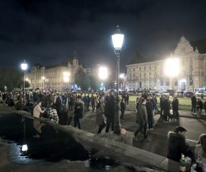 17.10.2020., Zagreb - Ispred Hrvatskog narodnog kazalista veliki broj mladih ljudi se zabavlja ne postivajuci preporuke stozera o distanci i nosenju maski. 
Photo: Sanjin Strukic/PIXSELL
