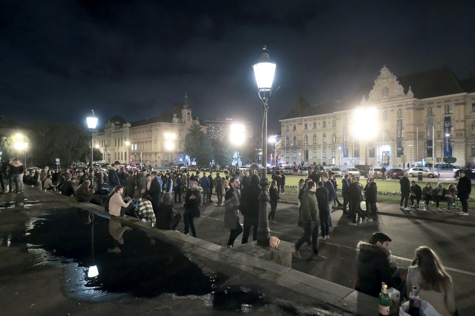 17.10.2020., Zagreb - Ispred Hrvatskog narodnog kazalista veliki broj mladih ljudi se zabavlja ne postivajuci preporuke stozera o distanci i nosenju maski. 
Photo: Sanjin Strukic/PIXSELL