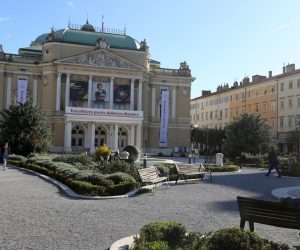17.11.2020., Rijeka -  Natpis "Kazalistem protiv duhovne distance", novi je prigodni natpis na procelju HNK Ivana pl Zajca.
Photo: Goran Kovacic/PIXSELL