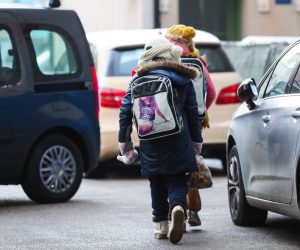18.01.2021., Zagreb - Prvi dan skole nakon zavrsenih zimskih praznika. Dolazak ucenika u osnovnu skolu Ivana Gundulica predstavlja opasnost za djecu zbog nedavnih potresa. Photo: Luka Stanzl/PIXSELL