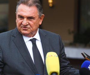 18.09.2020., Gospic - Izjave sudionika nakon zavrsetka 8. sastanka Vlade sa zupanima, predstavnicima Udruge gradova i Udruge opcina na kojem je tema bila reforma lokalne samouprave, koristenje europskih fondova te gosopodarski oporavak. Zupan Radimir Cacic. Photo: Marko Dimic/PIXSELL