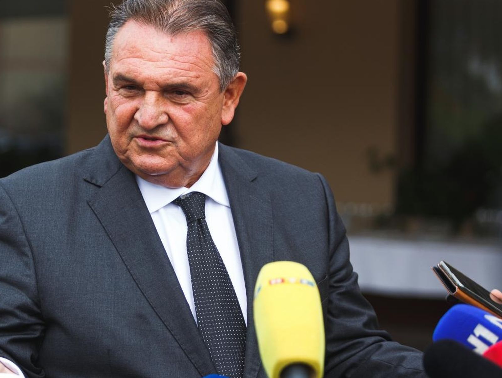18.09.2020., Gospic - Izjave sudionika nakon zavrsetka 8. sastanka Vlade sa zupanima, predstavnicima Udruge gradova i Udruge opcina na kojem je tema bila reforma lokalne samouprave, koristenje europskih fondova te gosopodarski oporavak. Zupan Radimir Cacic. Photo: Marko Dimic/PIXSELL