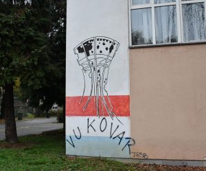 18.11.2020., Slavonski Brod - Paljenjem lampiona gradjani obiljezavaju Dana sjecanja na zrtve Domovinskog rata i Dana sjecanja na zrtvu Vukovara i Skabrnje.
Photo: Ivica Galovic/PIXSELL