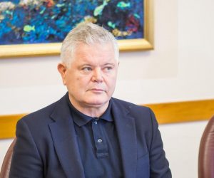 19.01.2017., Mala gradska vijecnica, Dubrovnik - Dubrovacki gradonacelnik Andro Vlahusic sa suradnicima je predstavio projekt uvodjenja video nadzora na javnim povrsinama Grada Dubrovnika te kamera s brojacima ljudi pod geslom Zaboravimo guzve, postujmo pravila i podatke. Rijec je o dubrovackom projektu, ciji je hardverski dio vec zavrsen, a softverski ce biti gotov pocetkom veljace kada ce sve krenuti. Posebnost ovog projekta je brojanje pjesaka, dok je video nadzor napravljen u suradnji s MUP-om te je postavljeno 116 kamera na podrucju grada, od povijesne jezgre do svih raskrizja, u cilju povecanja sigurnosti prometa i ljudi. Brojanje pjesaka napravljeno je s ciljem upravljanja povijesnom jezgrom, a odnosit ce se samo na posjetitelje koji dolaze autobusima.
Photo: Grgo Jelavic/PIXSELL