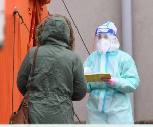 19.02.2021., Sibenik - Testiranje na COVID ispred sibenske opce bolnice.
Photo: Hrvoje Jelavic/PIXSELL
