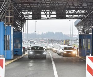 19.12.2020.,Zagreb - Od ranog jutra nastaju guzve na granicnim prijelazima izmedju Hrvatske i Slovenije. Najveca je guzva na Bregani, gdje se za ulazak u Hrvatsku ceka satima. Photo: Davorin Visnjic/PIXSELL
