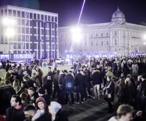 19.02.2021., Zagreb - Trg Republike Hrvatske. Iako je zabrana okupljanja jos na snazi veliki broj mladih zabavlja se ispred HNK uz glazbu i alkohol te tako ne postuju propisane i aktualne epidemioloske mjere jer apsolutno nitko ne nosi masku niti drzi razmak. Photo: Sanjin Strukic/PIXSELL