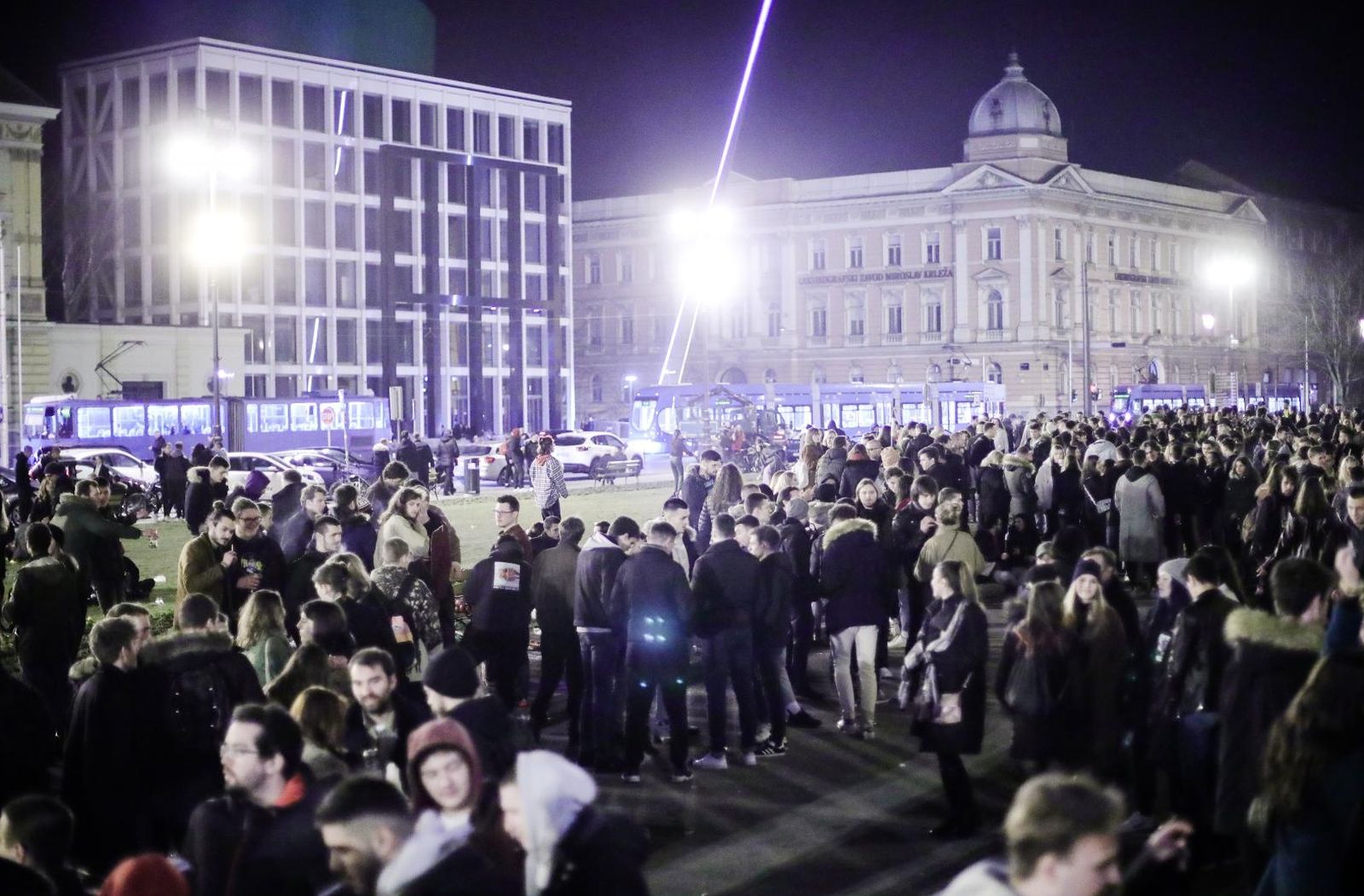 19.02.2021., Zagreb - Trg Republike Hrvatske. Iako je zabrana okupljanja jos na snazi veliki broj mladih zabavlja se ispred HNK uz glazbu i alkohol te tako ne postuju propisane i aktualne epidemioloske mjere jer apsolutno nitko ne nosi masku niti drzi razmak. Photo: Sanjin Strukic/PIXSELL