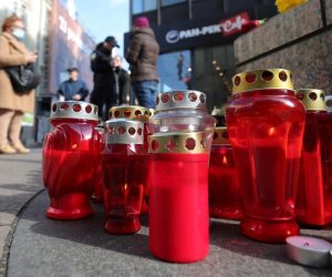 20.02.2021. Zagreb - Gradjani  i dalje pale svijece za Balasevica ali je radi sigurnosti punkt premjesten preko puta na pocetak ulice Frane Petrica Photo: Sanjin Strukic/PIXSELL
