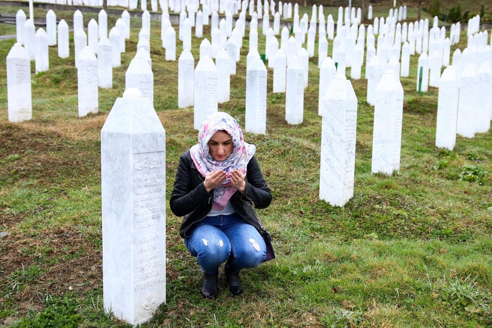 Memorijalni centar Srebrenica - Potočari 20.03.2019, Potocari, Bosna i Hercegovina - 
Porodice stradalih obilaze grobove svojih najmilijih i cekaju izricanje drugostepene presude Radovanu Karadzicu. U Memorijalnom centru u Potocarima organizovano je javno gledanje presude. Nerma Hrvacic pored groba svoga oca.
Photo: Armin Durgut/PIXSELL