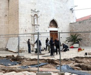 21.01.2021., Sibenik - Nastavljajuci radove Aglomeracije u starom djelu Sibenika gradjevinci su naisli na stare grobove. Po dolasku arheolozi su pored crkve sv. Frane pronasli 24 obiteljske grobnice koje datiraju iz 15. stoljeca kada su se pokojnici ukopavali u gradovima. Ovo groblje je bilo u funkciji do 1828. godine kada je Austro-Ugarska zabranila ukope u gradovima pa su ukopi pokojnika prebaceni na groblje sv. Ane.
Photo: Dusko Jaramaz/PIXSELL