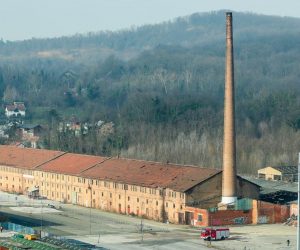 21..02.2021. Zagreb - Na lokaciji bivsih ciglana Zagreb, pored okretista tramvaja na Crnomercu nalazi se napusteni industrijski kompleks sa dva dimnjaka. Dimnjaci se nalaze na istocnom i zapadnom dijelu glavne zgrade s pecima za ciglu. Visina zapadnog dimnjaka je 49.8 m dok je visina istocnog dimnjaka 62.2 m. Uslijed potresa 22. ozujka i 29. prosinca 2020. dimnjaci su osteceni. Zbog ostecenja narusena im je stabilnoste te predstavljaju opasnost od djelomicnog ili cjelovitog rusenja zbog cega ce izvesti kontrolirano rusenje.

Photo: Sanjin Strukic/PIXSELL