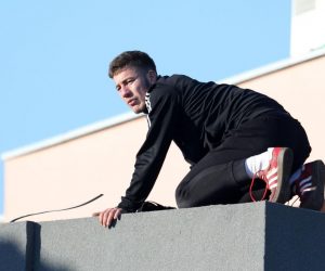 21.02.2021. Vodice - Mladja muska osoba prijeti da ce se baciti sa zgrade u Vodicama na koju se popeo danas nešto prije 14 sati,
Photo: Dusko Jaramaz/PIXSELL