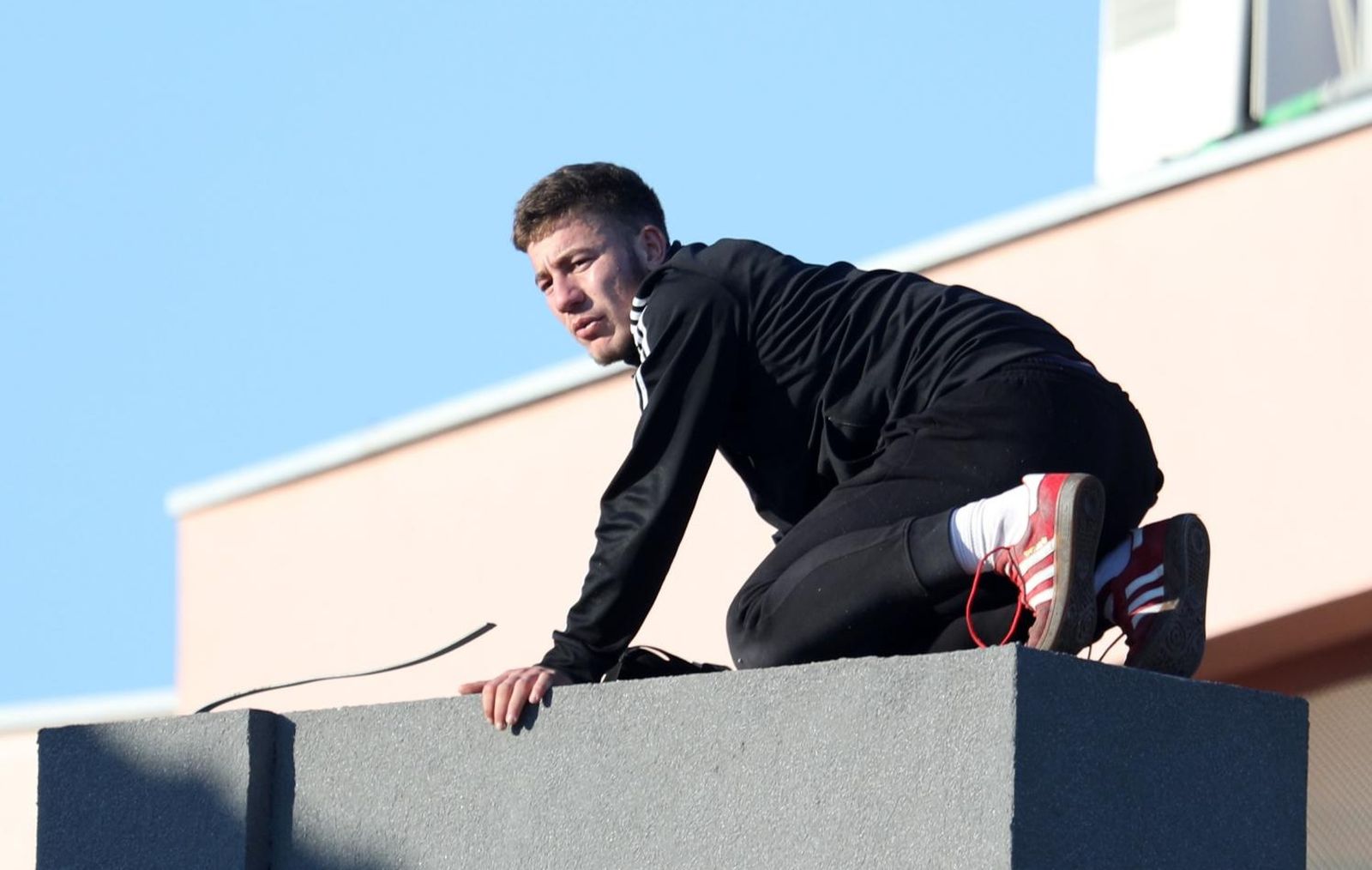 21.02.2021. Vodice - Mladja muska osoba prijeti da ce se baciti sa zgrade u Vodicama na koju se popeo danas nešto prije 14 sati,
Photo: Dusko Jaramaz/PIXSELL