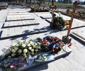 21, February, 2021, Novi Sad - Shortly before 1 pm at the New cemetery in Novi Sad, Djordje Balasevic was buried in the circle of his closest family, and the admirers have already started visiting the grave. Photo: M.M./ATAImages

21, februar, 2021, Novi Sad - Nesto pre 13 casova na Novom groblju u Novom Sadu, sahranjen je Djordje Balasevic u krugu najuze porodice, a postovaoci su vec poceli da obilaze grob. Photo: M.M./ATAImages