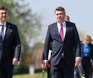 22.04.2020., Jasenovac - Obiljezavanje 75. obljetnice proboja posljednjih zatocenika ustaskog logora Jasenovac. Zbog pandemije koronavirusa, proboj zatocenika obiljezen je samo prigodnom ceremonijom polaganja vijenaca u Spomen podrucju Jasenovac kod spomenika "Kameni cvijet", bez svecane komemoracije. Predsjednik Vlade Andrej Plenkovic, predsjednik RH Zoran Milanovic, predsjednik Sabora Gordan Jandrokovic Photo: Slavko Midzor/PIXSELL