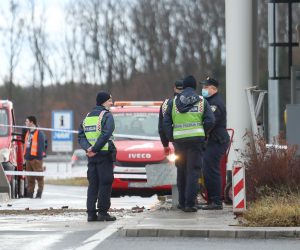 23.01.2021., Sisak - Kod naplatnih kucica Mraclin, na autocesti A11 Zagreb - Sisak,  vozac izgubio nadzor nad osobnim automobilom i udario u objekt HAC-a.  Dvije osobe su poginule, vozac i djelatnik HAC-a. 
Photo: Zeljko Lukunic/PIXSELL