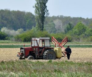 23.04.2020. Slavonski Brod, Poljoprivrednici traktorima i ratarskom poljoprivrednom mehanizacijom u poljima obavljaju proljetnu sjetvu.
Photo: Ivica Galovic/ PIXSELL