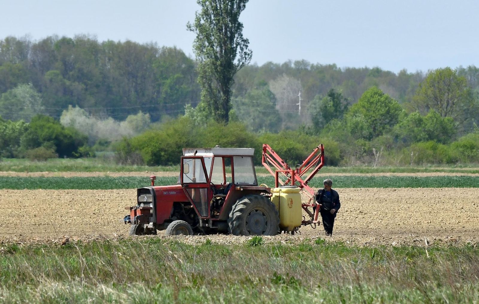 23.04.2020. Slavonski Brod, Poljoprivrednici traktorima i ratarskom poljoprivrednom mehanizacijom u poljima obavljaju proljetnu sjetvu.
Photo: Ivica Galovic/ PIXSELL