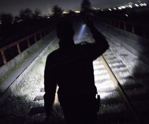 22.10.2020., Zvornik, Bosna i Hercegovina - Rijeka Drina prirodna je granica izmedju BiH i Srbije, takodjer i posljednja rijeka koju migranti moraju prijeci kako bi se domogli BiH, a kasnije Hrvatske i EU. U Zvorniku i regiji granicna policija pokriva oko 130 km granice, a po sistematizaciji GPBiH trenutno nedostaje vise od 300 policijskih sluzbenika za obavljanje redovnih aktivnosti u nadzoru granice i cak 1300 policijskih sluzbenika kako bi se adekvatno odgovorilo na zastitu granice u migrantskoj krizi. S ciljem nadilazenja problema kadrovske ne popunjenosti, kontinuirano se kao ispomoc GPBiH angaziraju policijski sluzbenici Direkcije za koordinaciju policijskih tijela BiH i Drzavne agencije za istrage i zastitu BiH, te Ministarsvo unutrasnjih poslova Republike Srpske. Prema podaci IOM-a u BiH je ove godine uslo 13,350 migranata, a prema podacima GPBiH, oni su odvratili 10,449 migranata i otkrili 35 kaznenih djela "krijumcarenje ljudi". S dolaskom jeseni, tranzit migranata iz Srbije u BiH je sve manji zbog hladnog vremena i visokog vodostaja Drine, ali migranti se vracaju u Srbiju, zbog boljih prihvatnih centara. Policija kontrolira zeljeznicki most, jedinu kopnenu granica sa Srbijom u ovoj regiji (osim granicnog prijelaza) na kojoj migranti pokusavaju ilegalno prijeci granicu. Photo: Armin Durgut/PIXSELL