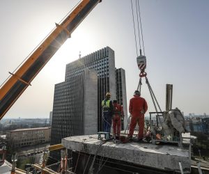 24.02.2021., Zagreb - Sa vrha Mornarske zgrade u Ulici grada Vukovara radnici su skinuli posljednju plocu krovne konstrukcije koja je ostecena za proslogodisnjeg potresa u Zagrebu. Photo: Robert Anic/PIXSELL