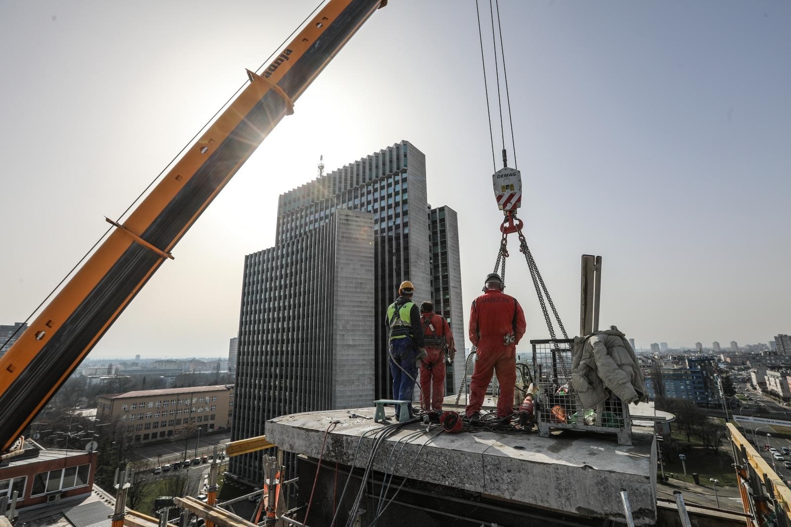 24.02.2021., Zagreb - Sa vrha Mornarske zgrade u Ulici grada Vukovara radnici su skinuli posljednju plocu krovne konstrukcije koja je ostecena za proslogodisnjeg potresa u Zagrebu. Photo: Robert Anic/PIXSELL