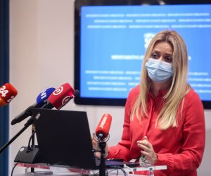 24.08.2020., Zagreb - U Ministarstvu znanosti i obrazovanja predstavljene Upute za sprjecavanje i suzbijanje epidemije COVID-19 vezano za rad predskolskih ustanova, osnovnih i srednjih skola u skolskoj godini 2020./2021. Ministar Radovan Fuchs i Ivana Pavic Simetin, zamjenica ravnatelja HZJZ.
Photo: Marin Tironi/PIXSELL