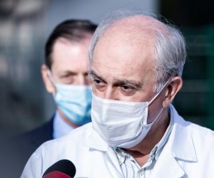 24.11.2020., Split - Splitsko-dalmatinski zupan Blazenko Boban urucio je dva uredaja za terapiju visokog protoka kisika ravnatelju KBC Split prof.dr.sc. Juliju Mestrovicu.
Julije Mestrovic, Ivo Ivic
Photo: Milan Sabic/PIXSELL