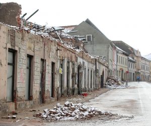 25.1.2021., Petrinja - Potres jacine 6.2 po Richteru sa epicentrom 47 kilometara jugoistocno od Zagreba, odnosno 3 kilometra od Petrinje zadesio je Hrvatsku 29.12.2020. Razrusen, snijegom i ledom okovan centar Petrinje, tek sa rijetkim prolaznikom svjedoci tom razornom potresu. 
Photo: Goran Stanzl/PIXSELL