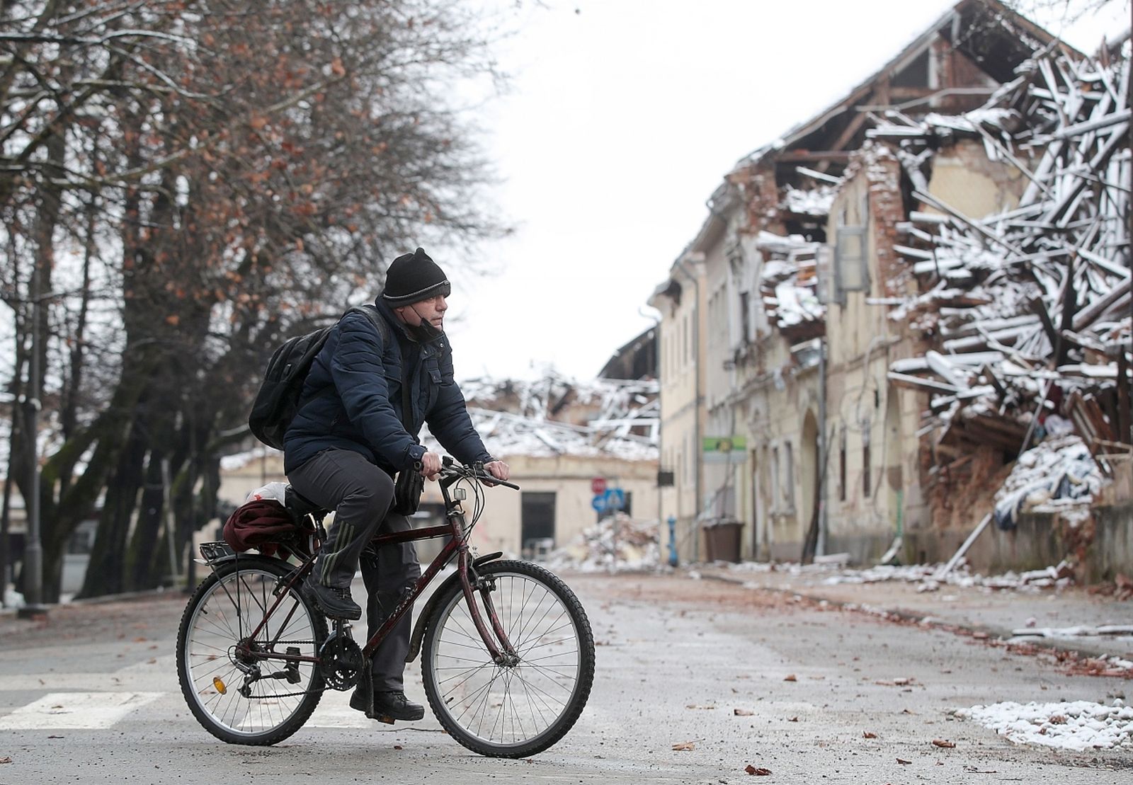25.1.2021., Petrinja - Potres jacine 6.2 po Richteru sa epicentrom 47 kilometara jugoistocno od Zagreba, odnosno 3 kilometra od Petrinje zadesio je Hrvatsku 29.12.2020. Razrusen, snijegom i ledom okovan centar Petrinje, tek sa rijetkim prolaznikom svjedoci tom razornom potresu. 
Photo: Goran Stanzl/PIXSELL