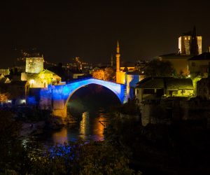 25.11.2020., Mostar, Bosna i Hercegovina - Povodom Dana drzavnosti, Stari most zasvijetlio u bojama zastave Bosne i Hercegovine. Photo: Denis Kapetanovic/PIXSELL