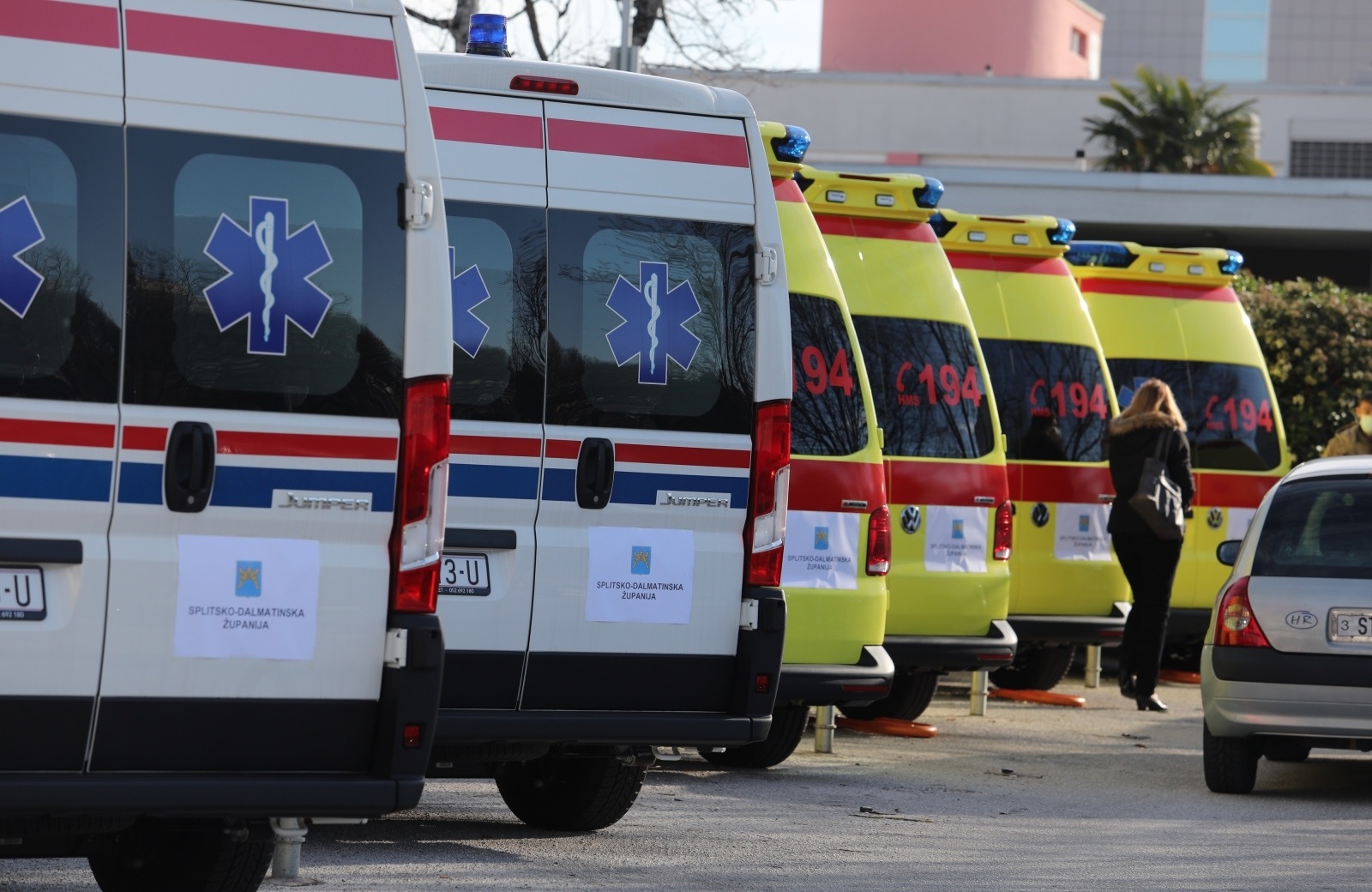 26.01.2021., Split - Ispred zgrade Zavoda za hitnu medicinu Splitsko-dalmatinske zupanije izvrsena je primopredaja novih vozila hitne medicine i sanitetskog prijevoza. Photo: Ivo Cagalj/PIXSELL