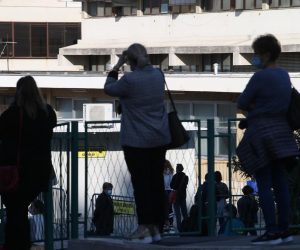 26.10.2020., Split - Splicani od ranog jutra cekaju na testiranje na covid-19 ispred KBC-a Split na Krizine. Photo: Ivo Cagalj/PIXSELL