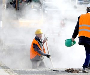 27.1.2021, Zagreb - U oblacima pare radnici pokusavaju sanirati puknuce vrelovoda na Horvacanskoj cesti.
Photo: Patrik Macek/PIXSELL