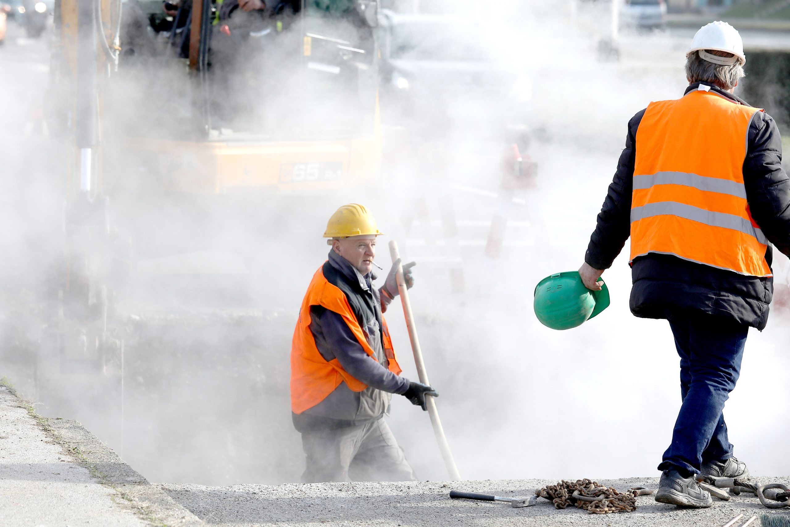 27.1.2021, Zagreb - U oblacima pare radnici pokusavaju sanirati puknuce vrelovoda na Horvacanskoj cesti.
Photo: Patrik Macek/PIXSELL