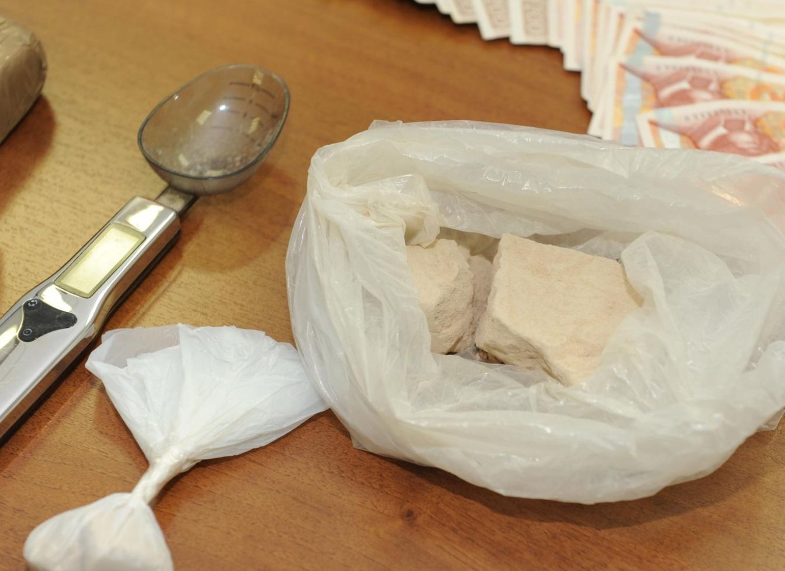 27.06.2013., Sibenik - U policijskoj upravi Sibensko-kninskoj zavrseno kriminalisticko istrazivanje u kojem je pronadjeno 726 grama marihune, 824 grama heriona, 18400 kuna te 4000 eura. Na konferenciji  za medije prisustvovali su nacelnik Ivica Kostanic, zamjenik Snadro Santini, Mirko Begura i Andjelo Klaric. Policijskim sluzbenicima u pretresu pomogao je i pas Ajax. 
Photo: Hrvoje Jelavic/PIXSELL
