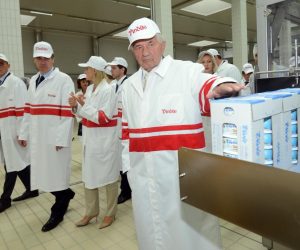 27.08.2013., Varazdin - Predsjednik Vlade Republike Hrvatske Zoran Milanovic u pratnji ministra poljoprivrede Tihomira Jakovine posjetio je tvornicu Vindija - Vivis i obisao pogon za proizvodnju mlijecnih deserata i svjezih krem sireva. Ugostio ih je generalni direktor Vindije Dragutin Drk. 
Photo: Marko Jurinec/PIXSELL