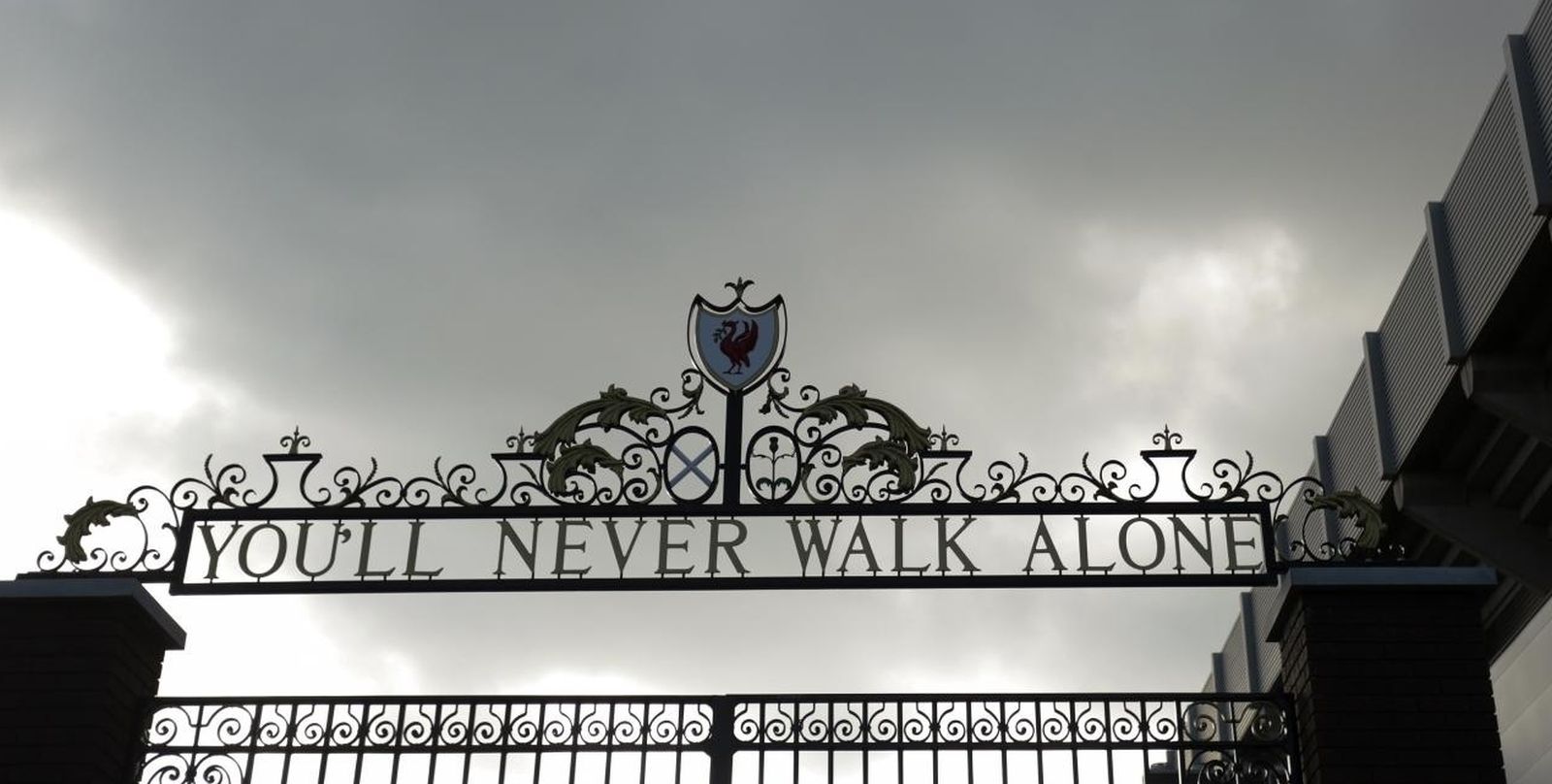 15.10.2017., Liverpool, Engleska - Nogometni stadion Anfield. 
Stadion ima cetiri tribine: Spion Kop na kojem su tradicionalno smjesteni najvatreniji navijaci, Main Stand, The Kenny Dalglish Stand i Anfield Road, te ukupno ima 54,074 sjedecih mjesta. 
Vrata ''Shankly Gates'' izradjena su od lijevanog zeljeza s natpisom ''You'll Never Walk Alone'', sto je i sam naziv Liverpool-ove navijacke himne. 
Photo: Luka Stanzl/PIXSELL