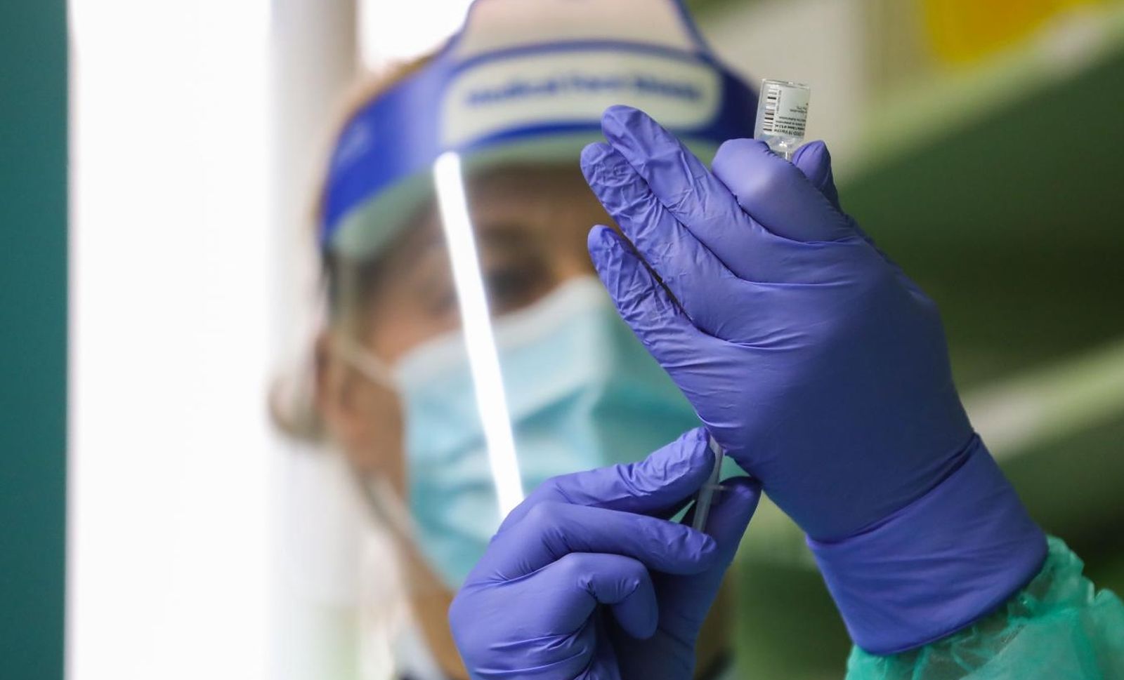 27.12.2020,Zagreb - Cijepljenje medicinskog osoblja KB Dubrava cjepivom protiv COVID - 19. Prvom cijepljenju prisustvovali su ministar Vili Beros i ravnatelj bolnice Dr. Ivica Luksic. 

Photo: Jurica Galoic/PIXSELL