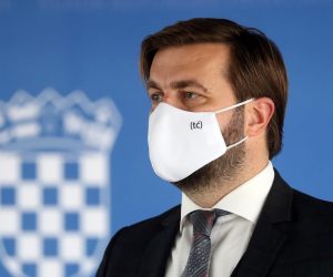28.01.2021., Zagreb - Ministar Tomislav Coric iskoristio konferenciju za medije  i zastitnu masku da reklamira svoj Twitter. Photo: Zeljko Lukunic/PIXSELL