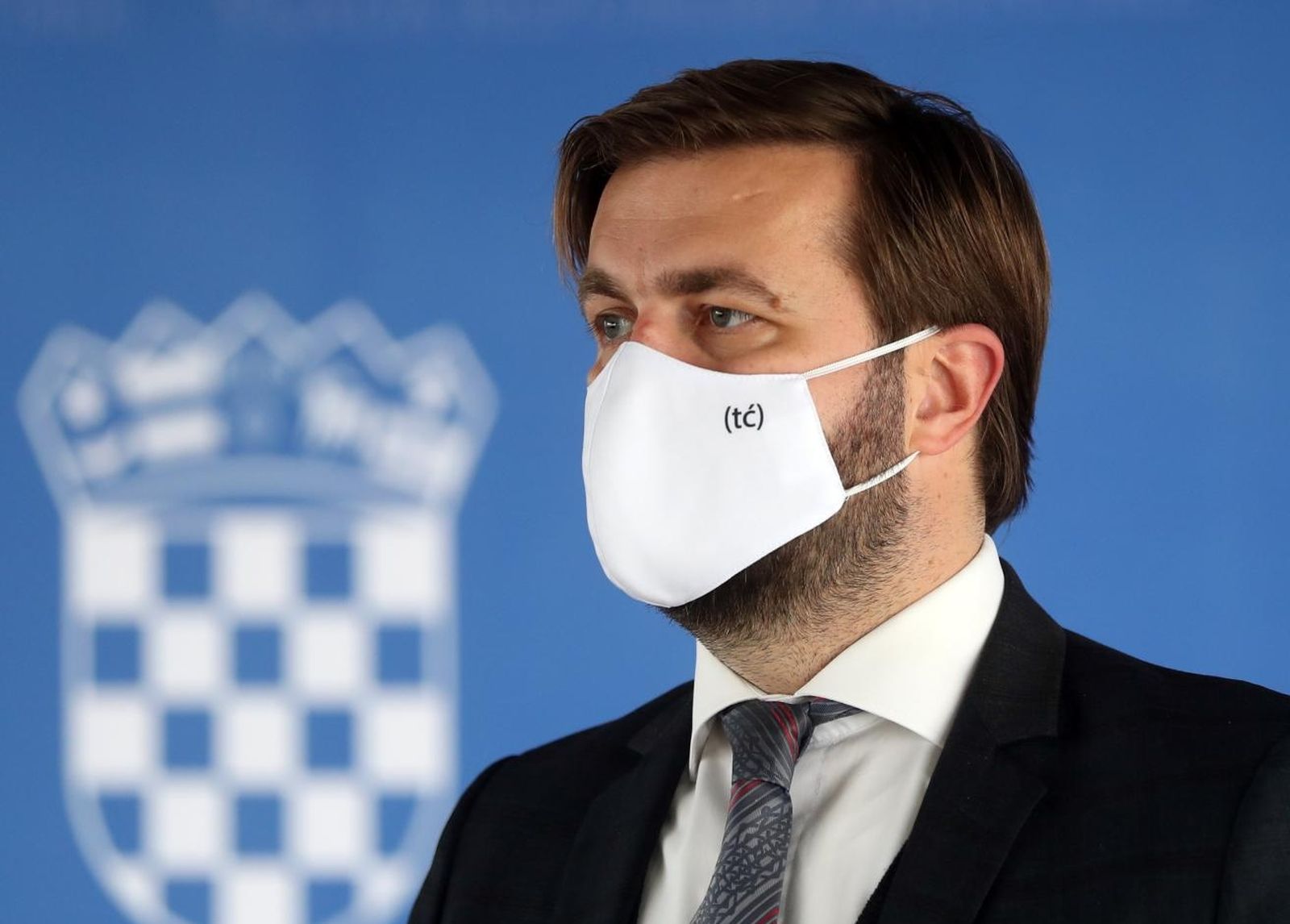 28.01.2021., Zagreb - Ministar Tomislav Coric iskoristio konferenciju za medije  i zastitnu masku da reklamira svoj Twitter. Photo: Zeljko Lukunic/PIXSELL
