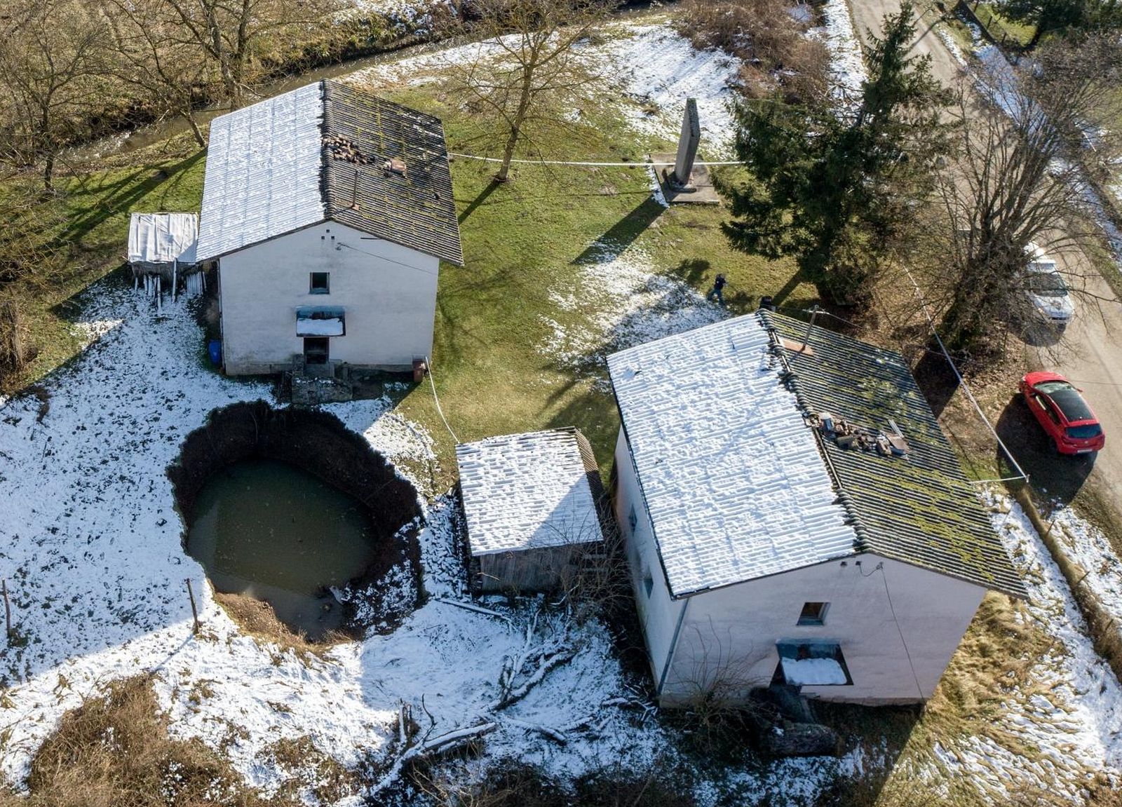 28.01.2021., Sisak - Na podrucju sela Mecencani u potresom tesko pogodjenoj Sisacko-moslavackoj zupaniji pojavile su se rupe koje predstavljaju opasnost za tamosnje stanovnistvo. Rupe u Mecencanima snimljene iz zraka.
Photo: Igor Kralj/PIXSELL