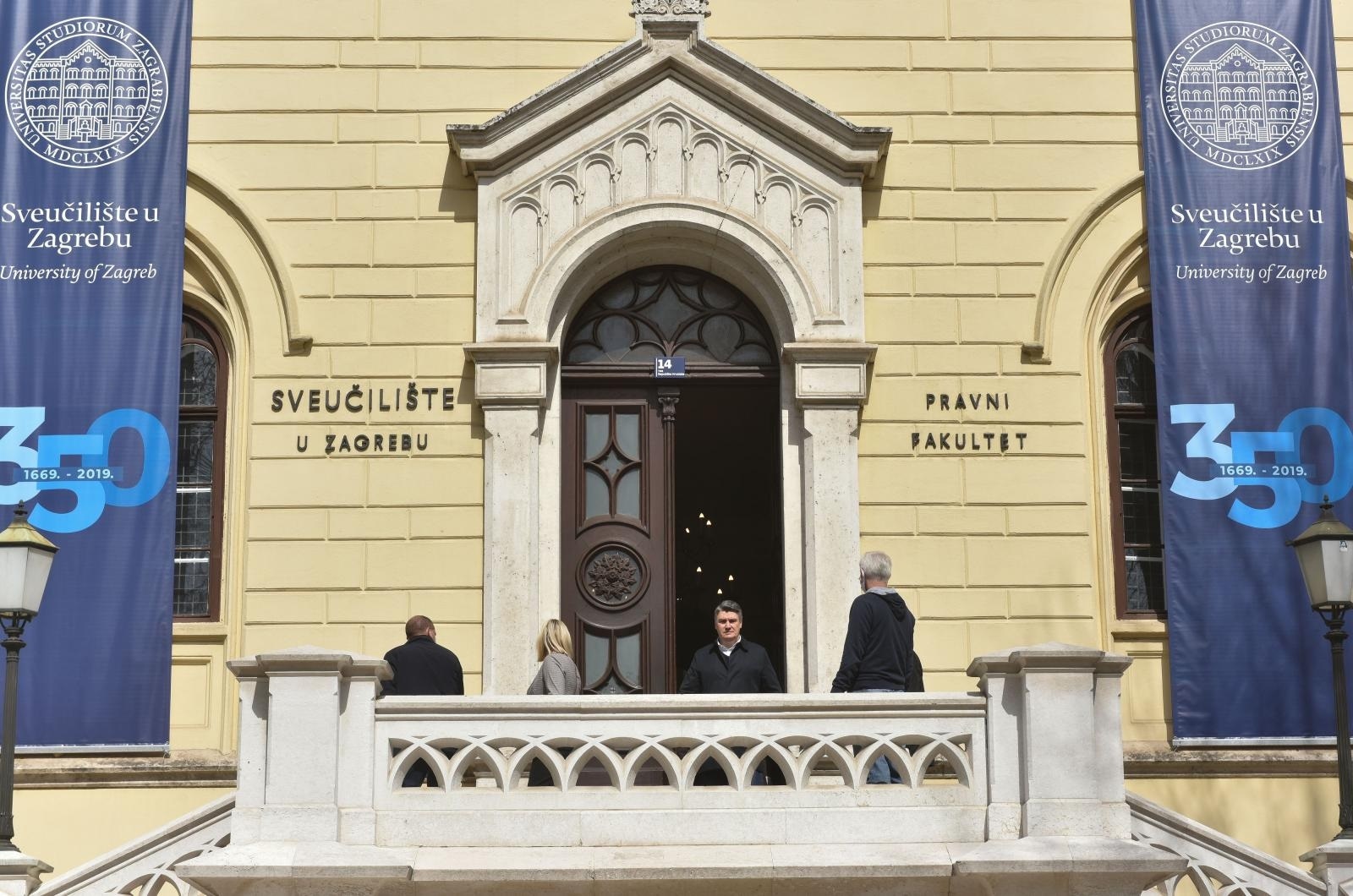 28.03.2020., Zagreb - Predsjednik Republike Hrvatske Zoran Milanovic razgledao je potresom ostecenu zgradu Pravnog fakulteta odnosno Rektorata Sveucilista u Zagrebu u drustvu rektora Damira Borasa.
Photo: Davorin Visnjic/PIXSELL