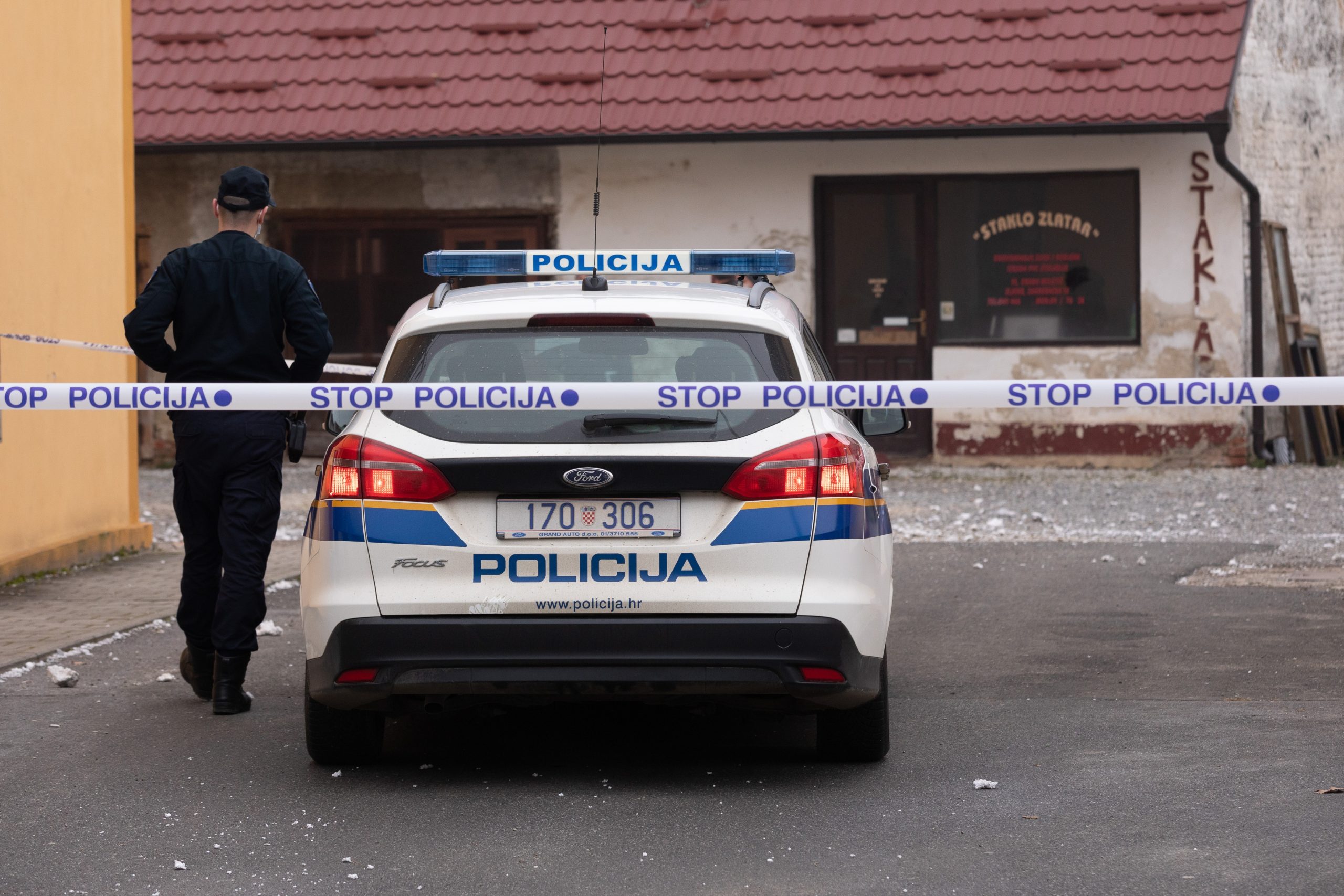 29.01.2021., Zlatar - Policijski ocevid u dvoristu zgrade u kojoj se nalazi Caprone gym fitness centar na adresi Zagrebacka ulica 14. U spoj zgrade i krova s dvorisne strane ispaljen je projektil iz zolje.
Photo: Davor Puklavec/PIXSELL