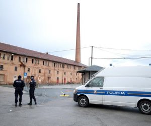 29.12.2020., Zagreb - Dimnjaci ciglane na Crnomercu vidno su osteceni od potresa, te prijete urusavanjem. Policija osigurava podrucje oko ciglane. Potres jacine 6.2 po Richteru sa epicentrom 47 kilometara jugoistocno od Zagreba, odnosno 3 kilometra od Petrinje zadesio je Hrvatsku. Photo: Goran Stanzl/PIXSELL