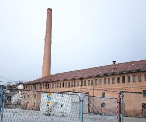 29.12.2020., Zagreb - Dimnjaci ciglane na Crnomercu vidno su osteceni od potresa, te prijete urusavanjem. Policija osigurava podrucje oko ciglane. Potres jacine 6.2 po Richteru sa epicentrom 47 kilometara jugoistocno od Zagreba, odnosno 3 kilometra od Petrinje zadesio je Hrvatsku. Photo: Goran Stanzl/PIXSELL