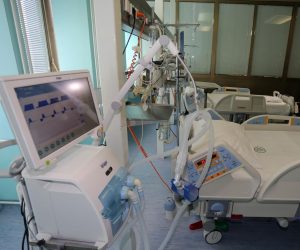 30.10.2015. Rijeka - Ministar zdravja Sinisa Varga posjetio je KBC Rijeka gdje je na Klinickom zavodu za anesteziologiju i intenzivno lijecenje prisustvovao pustanju u rad dva od ukupno osam pristiglih respiratora. Svecanosti su nazocili: sanacijski upravitelj dr Davor Stimac, predstojnik klinike za anesteziologiju i intenzivno lijecenje dr Alen Protic, zamjenik gradonacelnika Marko Filipovic, zamjenica zupana Marina Medaric. Nabavku respiratora financiralo je Ministarstvo zdravlja iznosom od 1.350.000,00 kuna.
Photo: Goran Kovacic/PIXSELL